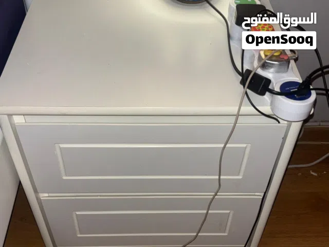 غرفة نوم بيضاء