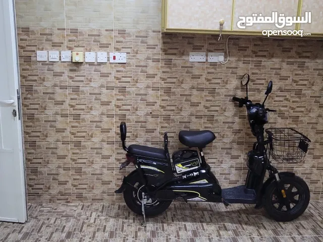 للبيع دراجة كهربائية شبه جديده مستخدمه 4 مرات فقط يوجد بها 2 .