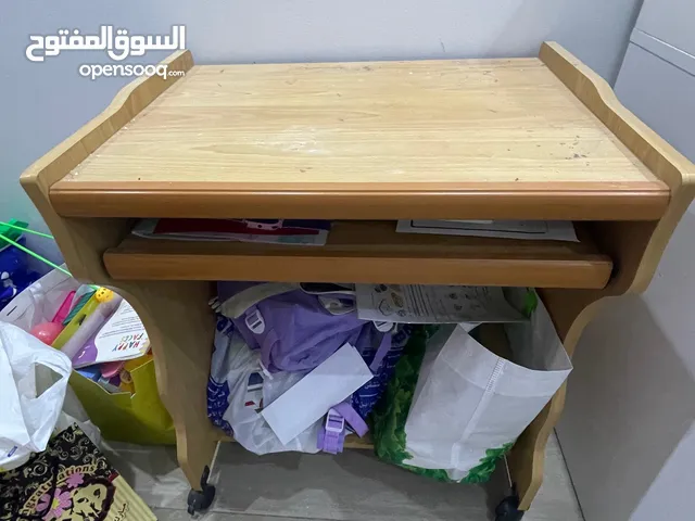 طاولة كمبيوتر وطاولة شخصية