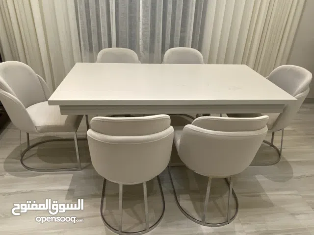 طاولات طعام مع 6 كراسي من الدانوب هوم استخدام 6 شهور خشب والكراسي من قماش مخمل شبه جداد