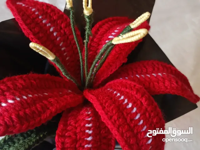 وردة زنبق كروشيه يدوي – هدية أنيقة تدوم للأبد بسعر 2.5 دينار