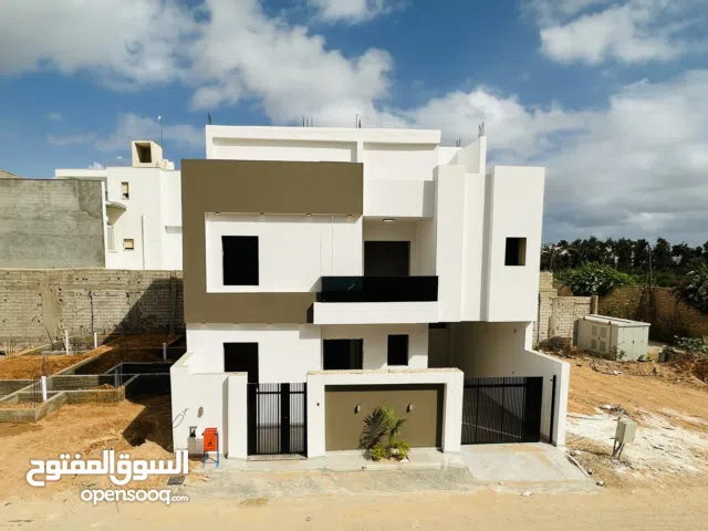 فيلا دورين وملحق مع حوض سباحة نصف تشطيب للبيع السراج طريق المواشي بعد صالة رويال