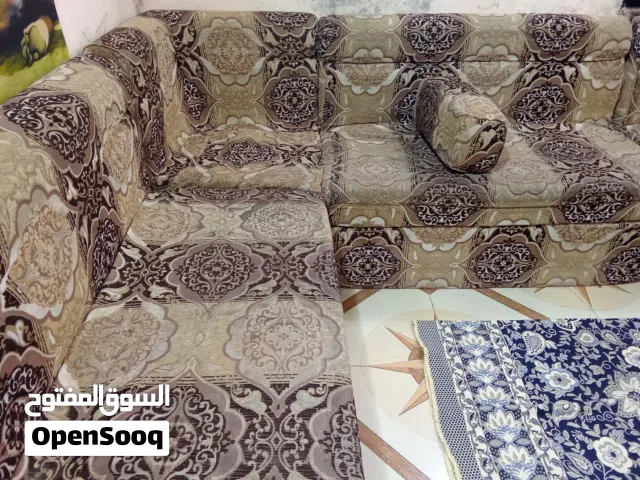 طقم ديوان بلون الجوزي مع تفاصيل جميلة.