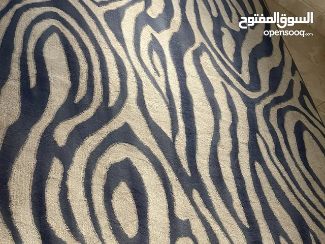 كورنرين مع سجاد للبيع مستعجل بداعي السفر