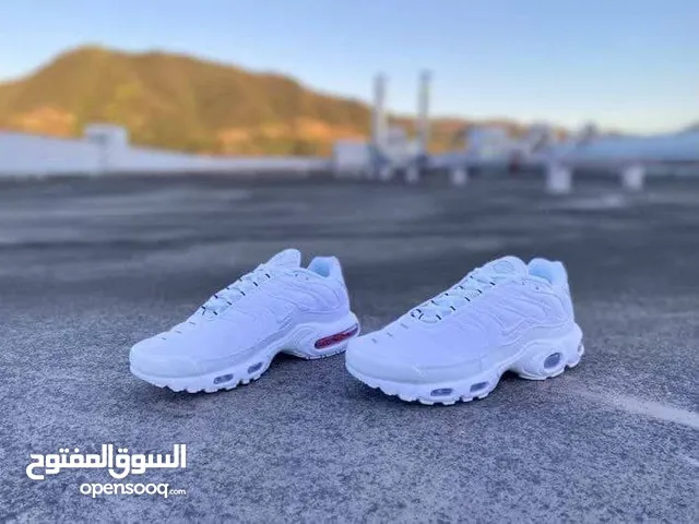 موديلات الفخامة والموضة Size 40/44 احصل الآن أفضل الشوزات متاح لكافة الامارات