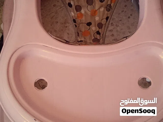 كراجة اطفال شبه جديده للبيع ثقيله جدا وكوت اطفال
