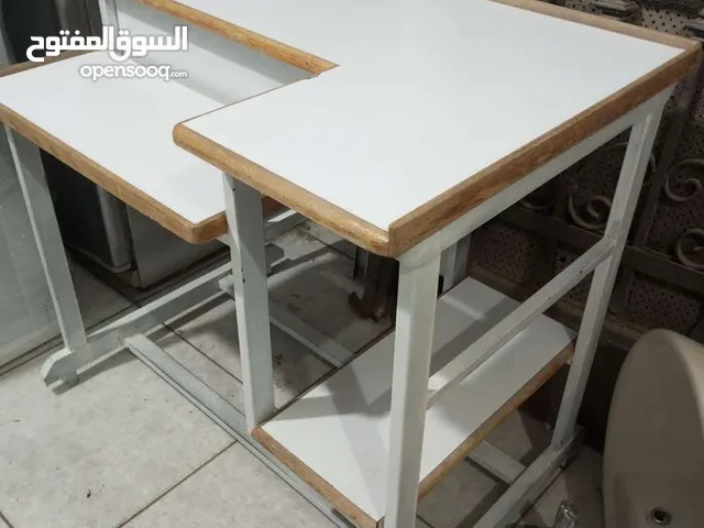 طاولة مكتب أو كمبيوتر تفصيل خشب لاتيه 18 بحال لجديد للبيع