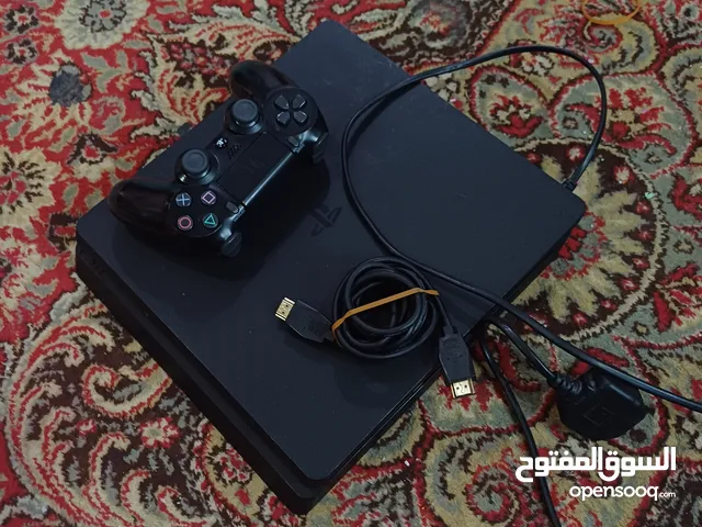 بليستيشن 4 slim مستعمل و نظيف مع يد اصلية و اسلاكها