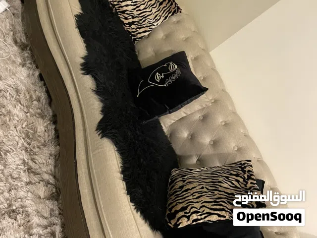 كنب وطاولة اكل للبيع حاله ممتازه