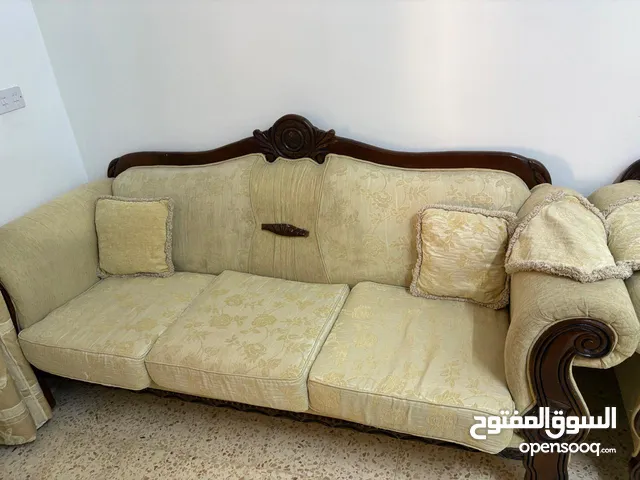 طقم كنب للبيع مع كرسسين زان مع طاوله داءريه