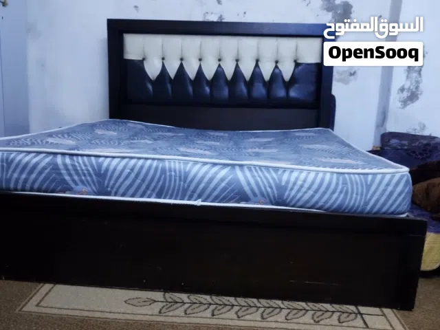 سرير مرتب للبيع