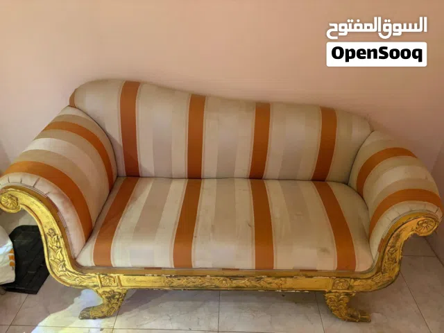 طقم صالون كلاسيك فاخر – خشب زان مذهب وتصميم أنيق يحتاج تنجيد