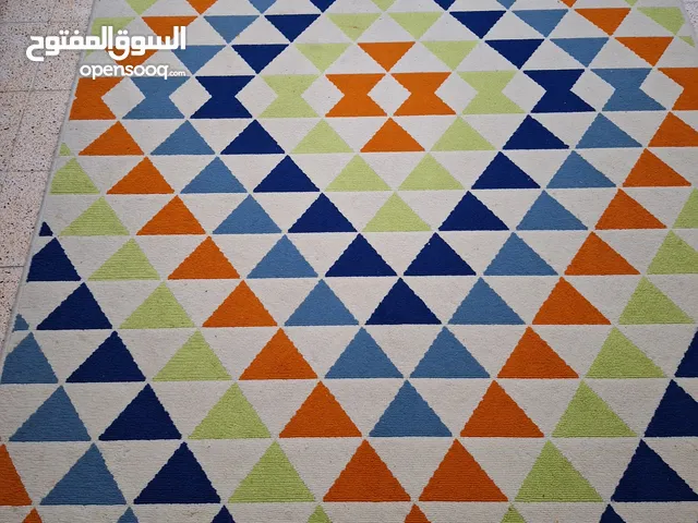 زربية متوسطة الحجم مختلفة الالوان