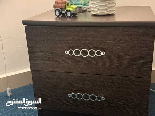 طاولة بجرارين