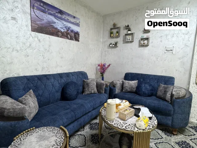 غرفتين كنب كاملين+غرفه معيشه كامله و شاشات+غرفه نوم كامله+مطبخ كامل ثلاجه غساله غاز و جميع مستلزمات