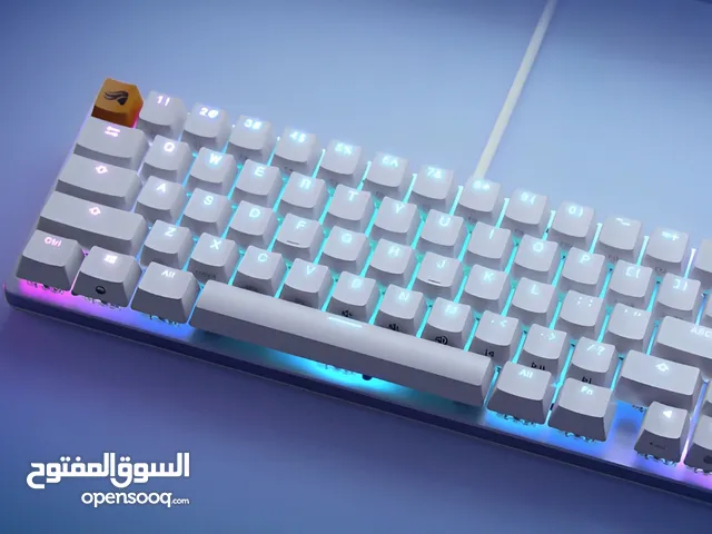 للبيع كيبورد كلوريس GMMK الحجم 65% مع كرسي من شركه FANTECH الاصليه باللون الاسود