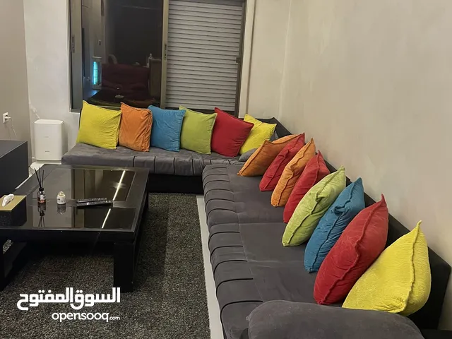 طقم كنب مع طاوله وسط  للبيع