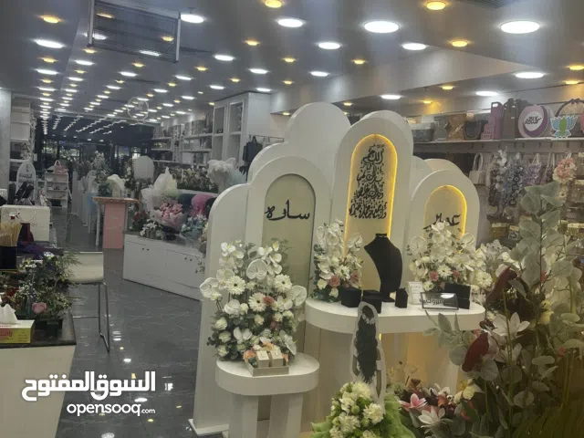مشروع كامل للبيع معرض سوق مركزي تخصص هدايا ومناسبات وزهور ودذات + مصنع اكرليك وخشب