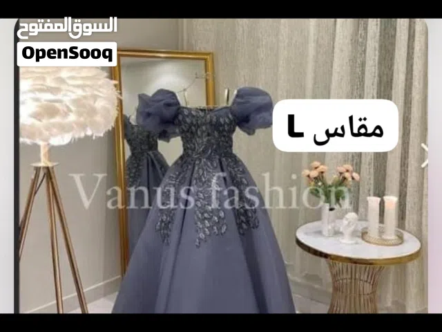 لدي فساتين للبيع بمقاسات مختلفه وفي احجام كبيره
