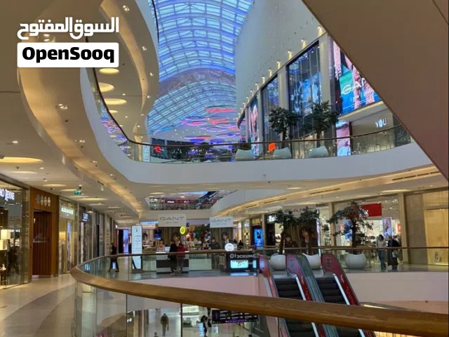 محل للبيع بعائد إيجاري يصل إلى 272 ألف شهريًا داخل مول في منطقة سكنية حيوية تخدم كمبوندات قصور وفلل