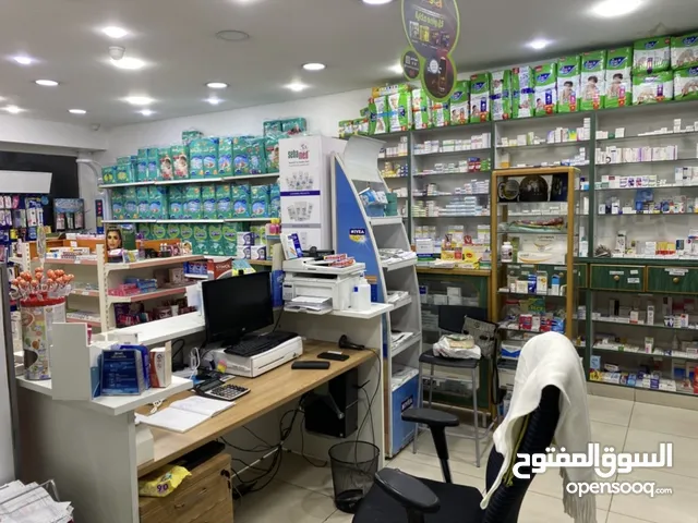 ديكور وخزائن لصيدلية او اي نشاط مع أبوابها خشب لاتيه مع كاونترات ارضية