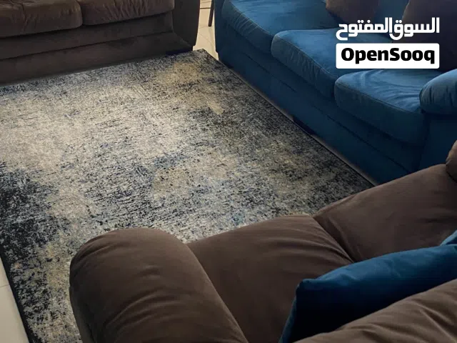 طقم كنب بحال الجديد  مخمل باللونين البني و التركواز شبيه بالنظام الامريكي  قماش مخمل جودة عالية