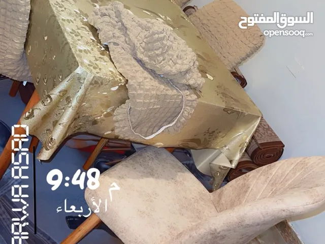 طاولة أكل شبه جديده وطاولة تلفزيون مع اتنين ارفاف