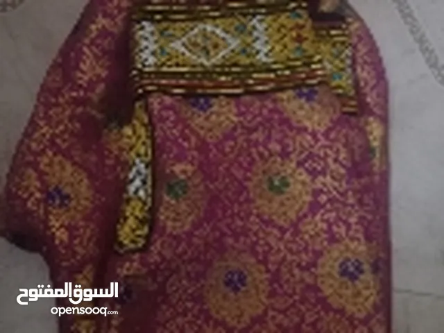 ثوب عماني مستعمل مره وحده متوفر 2 قطعه لعمر من 7الى 9 سنوات