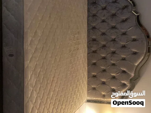 سرير نوم للبيع