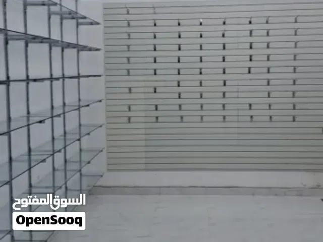 رفوف زجاجية مع لوحة تعليق فايبر مع حوامل شبه جديدة