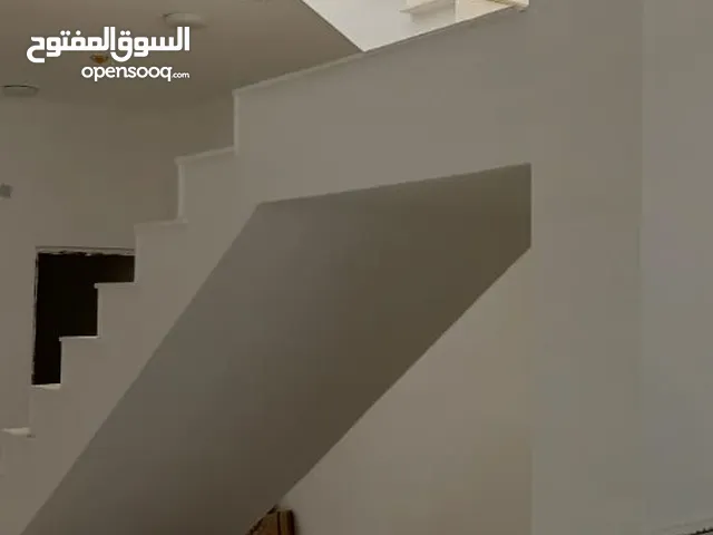 شقه للايجار تصلح للانشطه تجاريه ع شارع المستطيل الحيانيه 4غرف وصاله مطبخ حمامات