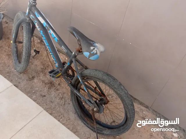 بشكليطة زرقاء مستعمل للبيع المستعجل ب100دبنار بس والبودرية ب100 دينار بس