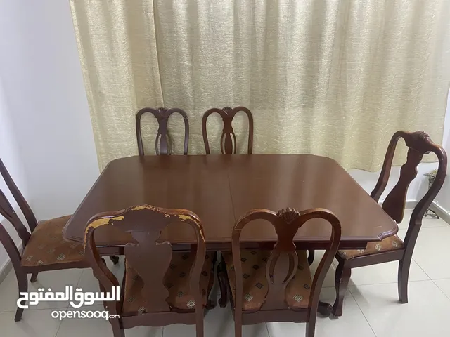 طاولة سفره 6 أشخاص بحاله ممتازه فقط كم كرسي بدهم دهان للبيع بسعر حرق 90 دينار التواصل واتس آب فقط