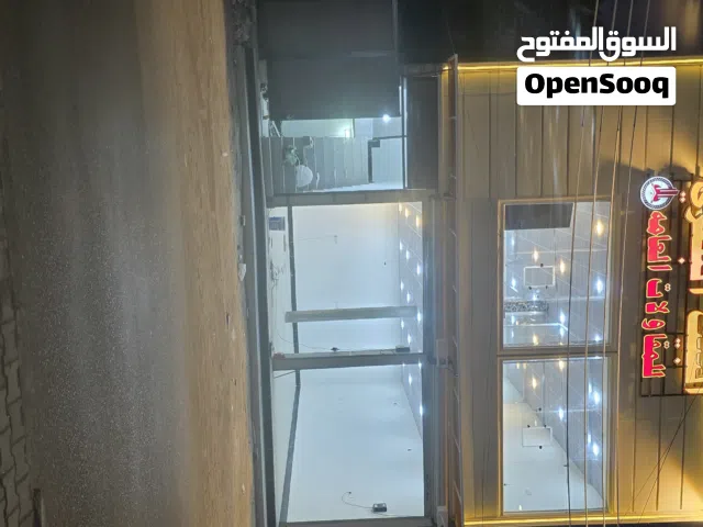 محل للايجار مساحه 80 على شارع عام وشارع خدمي عنوان الجبيله قرب مستشفى الشفاء على الشارع عام