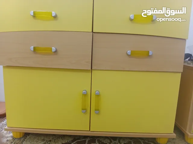 طاولة غرفة نوم جديدة نظيفة ولها مرايا وبكس صغير والمرايا كبيرة وجميلة فيها شيل بس من قطع ااخشبة الصن