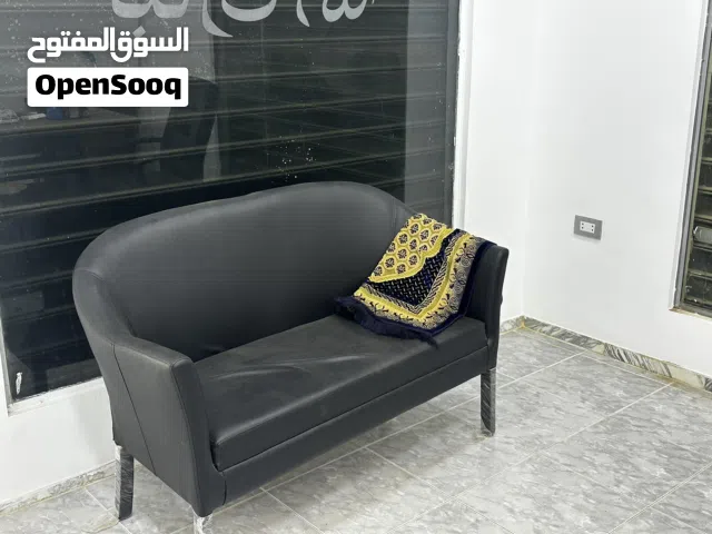 مكتب و3 كراسي وكنبة