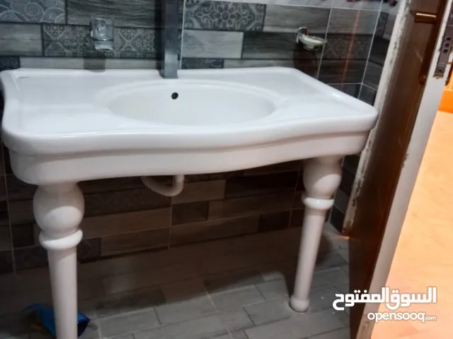 حوض حمام من سيراميكا كليوباترا بحالة الجديد لاني لم اسكن في الشقه البيع لصغر الحمام