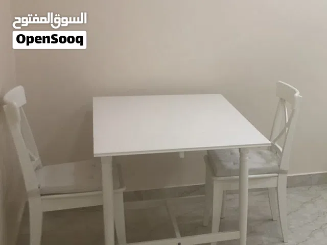 طاولة مع كرسيين - طقم نظيف وغير مستهلك