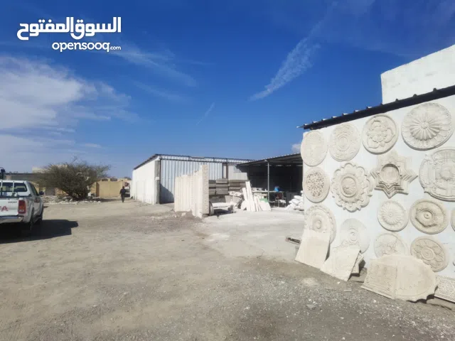 مبنى صناعي للبيع في ولاية عبري صناعية الطيب العراقي مساحة 180 متر عبارة عن سبعة محال تجارية مع غرف