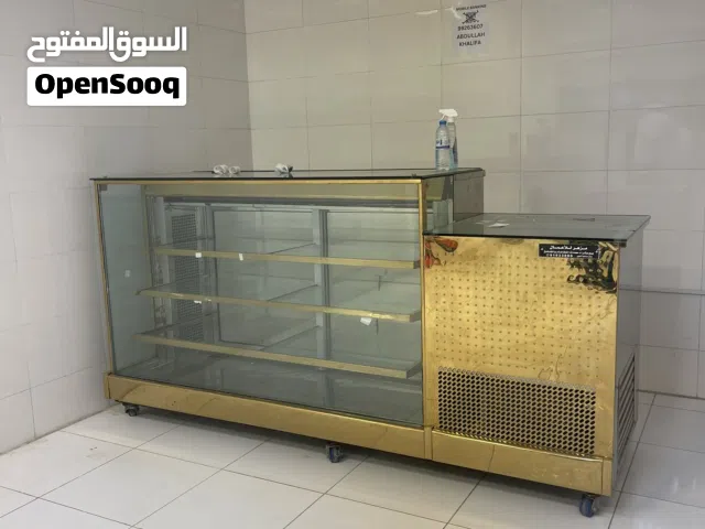 ثلاجة كيك حجم كبير مع طاوله و درج المحاسبة ثلاجة عصائر  اثنين