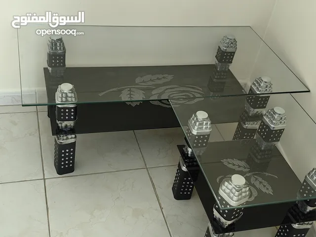 طاولة كبيرة وواحد صغير لون فضي