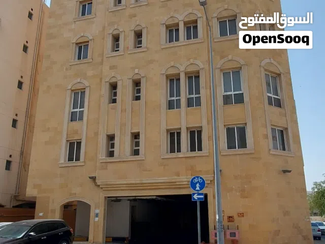 للإيجار العائلي: شقة عصرية بصالة بانورامية وغرف "ماستر" في أم غويلينة