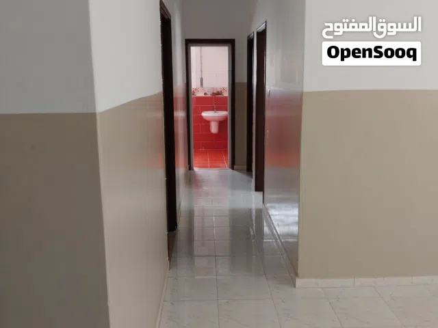 شقة أرضية صغيره نظيفة مطلوب عائلة صغيره لايوجد بلكوني شبابيك فقط غرفتين وصاله ومطبخ وحمام لانتعامل م