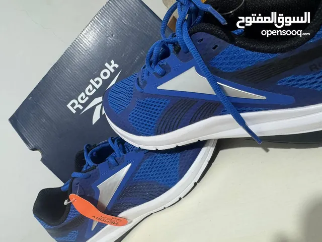 حذاء رياضي أزرق من Reebok، خفيف، بتهوية جيدة ونعل مريح بتقنية Memory Tech.