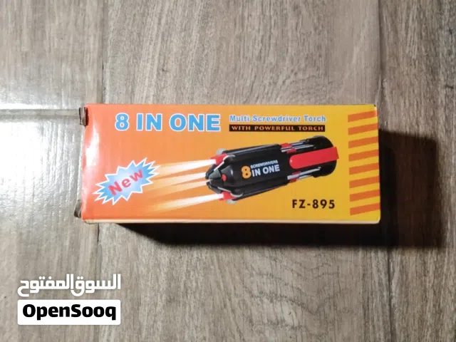 مفك 8 في 1 متعدد الاستخدامات مع كشاف مدمج
