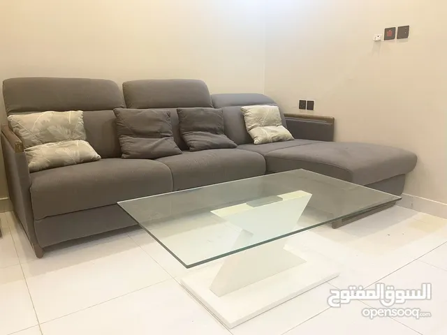 زاوية جلسة L مع طاولة – فخمة وثقيلة (مو من نوعية إيكيا)