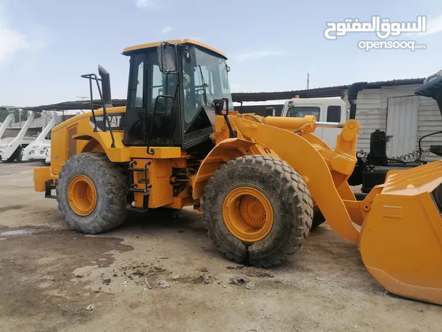 مجموعة شاحنات وسيارة حاويات