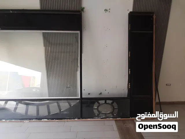 باب خشبي كام راكب في واجهة مطعم