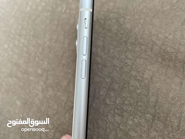 جهاز آيفون 11 عادي لون ابيضّ ولا نقر بحاله الوكاله وارد شرق اوسط