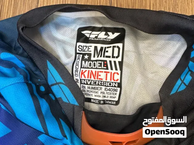للبيع ملابس دراجة مع خوذة من براند الامريكي fly racing مستعمل مره واحده